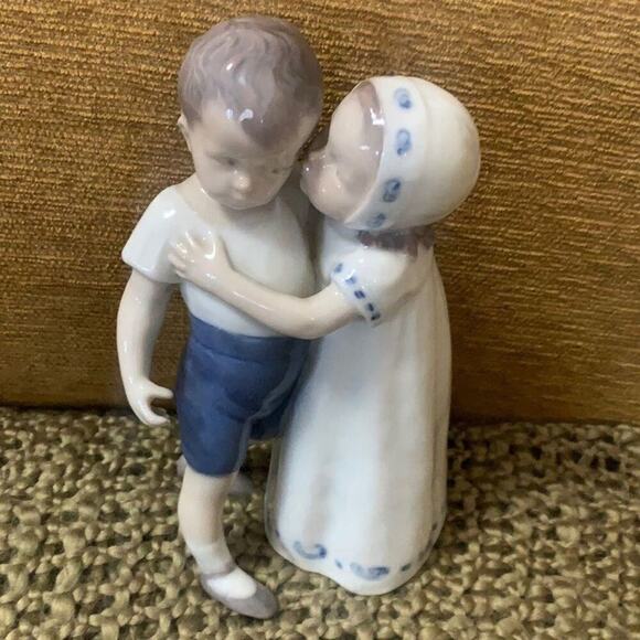 BING & GRONDAHL DANISH PORCELAIN THE KISS‎ BOY & GIRL FIGURINE 1614 - Picture 1 of 4